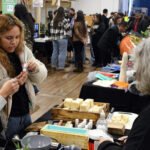 Participantes y expositores recorren una feria dedicada a la innovación, la economía circular y las prácticas de producción sustentable.