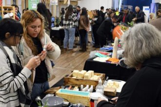 Participantes y expositores recorren una feria dedicada a la innovación, la economía circular y las prácticas de producción sustentable.