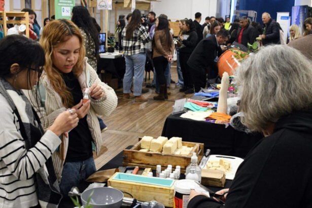 Participantes y expositores recorren una feria dedicada a la innovación, la economía circular y las prácticas de producción sustentable.