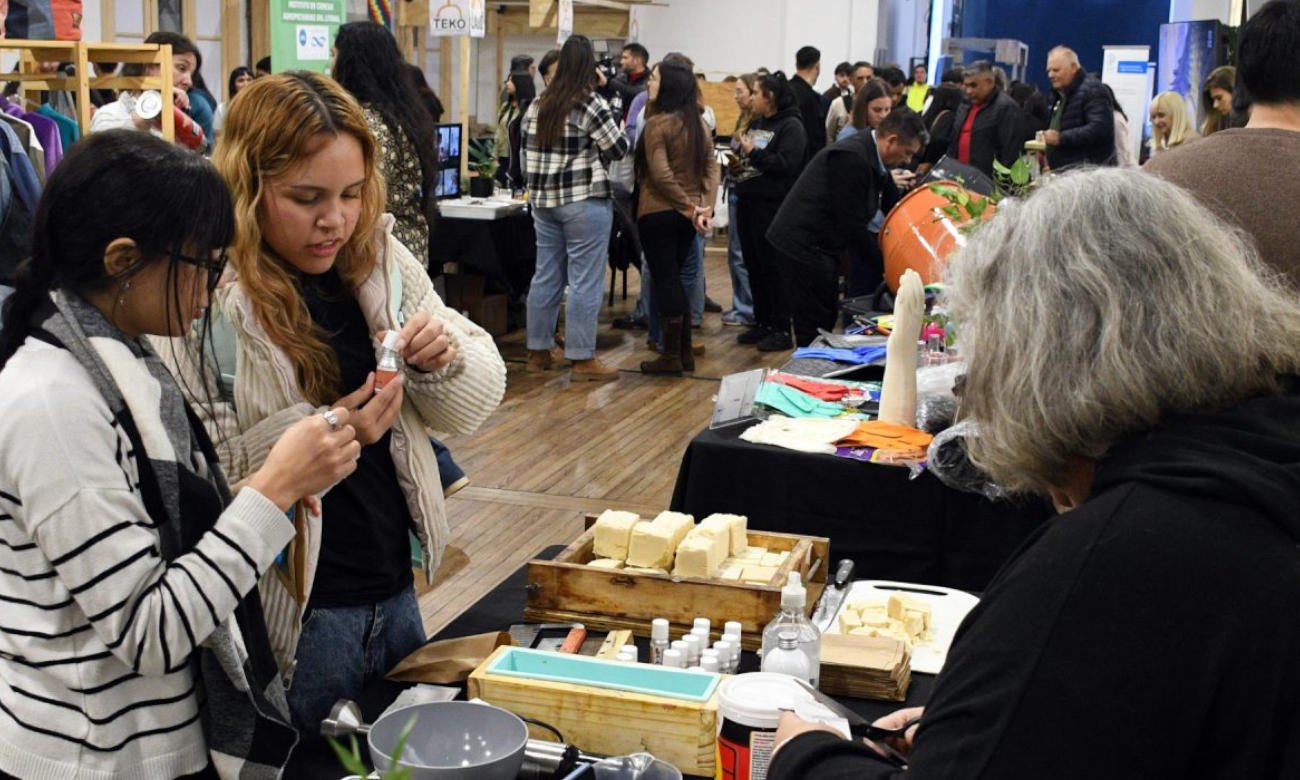 Participantes y expositores recorren una feria dedicada a la innovación, la economía circular y las prácticas de producción sustentable.