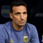 Lionel Scaloni sigue las acciones del partido desde el área técnica durante un encuentro de la Selección Argentina en el Mundial 2026. Foto: archivo.