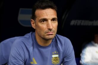 Lionel Scaloni sigue las acciones del partido desde el área técnica durante un encuentro de la Selección Argentina en el Mundial 2026. Foto: archivo.