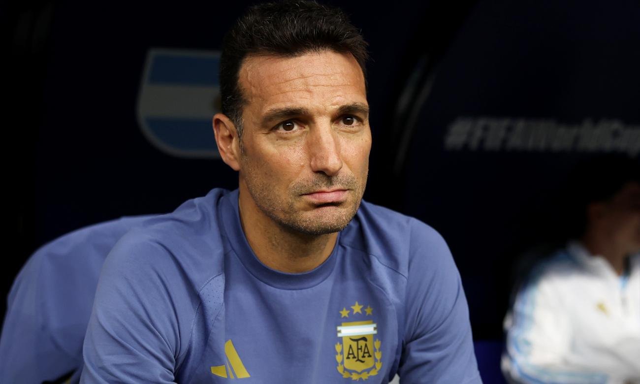 Lionel Scaloni sigue las acciones del partido desde el área técnica durante un encuentro de la Selección Argentina en el Mundial 2026. Foto: archivo.
