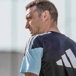 Lionel Scaloni observa y dirige una práctica de la Selección Argentina durante una jornada de entrenamiento. Foto de archivo.