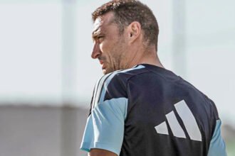 Lionel Scaloni observa y dirige una práctica de la Selección Argentina durante una jornada de entrenamiento. Foto de archivo.