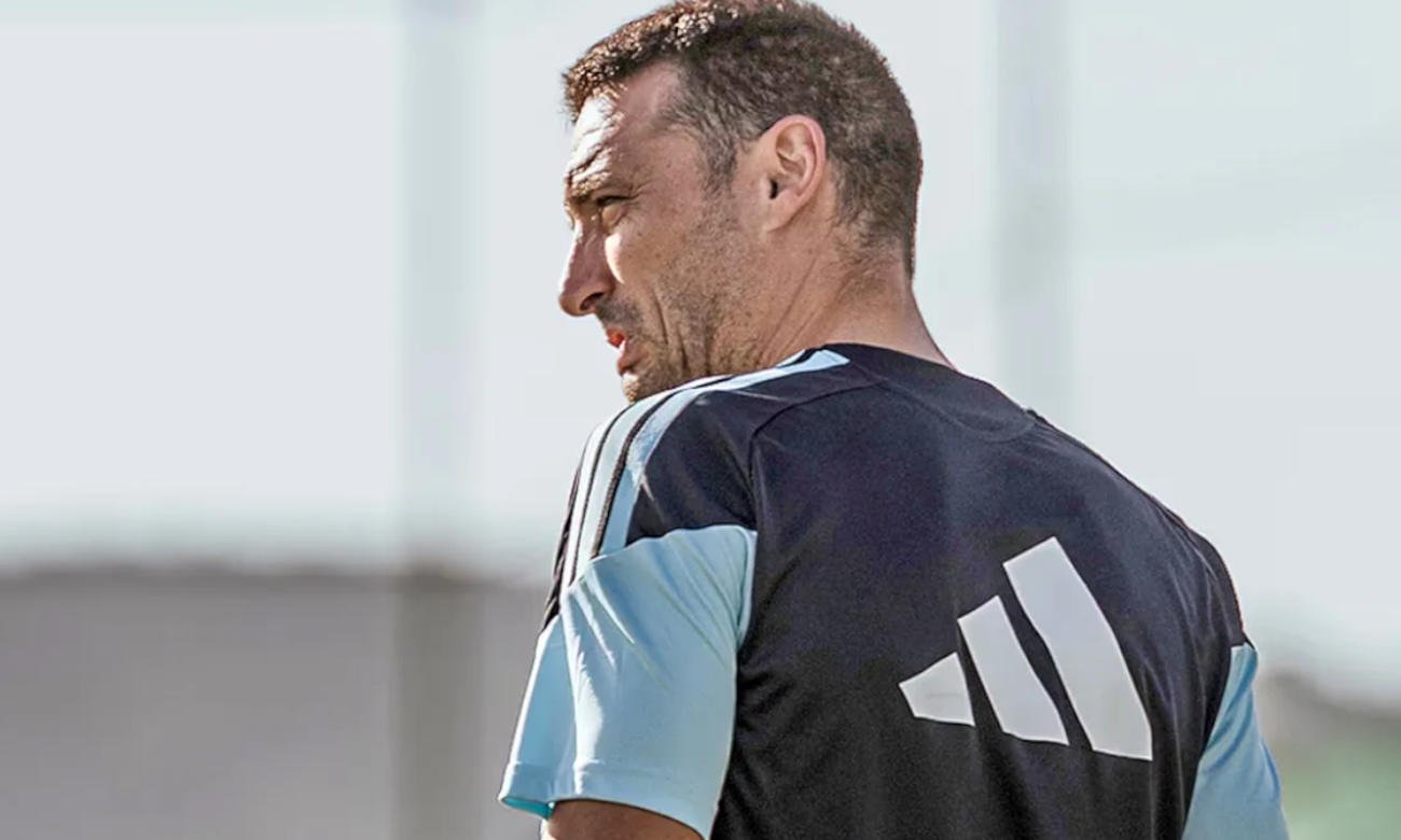 Lionel Scaloni observa y dirige una práctica de la Selección Argentina durante una jornada de entrenamiento. Foto de archivo.