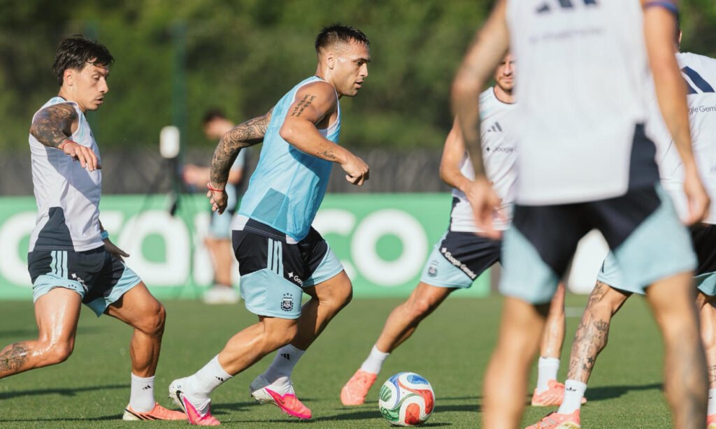 La Selección Argentina en pleno trabajo táctico durante una sesión de entrenamiento previa a un partido del Mundial.