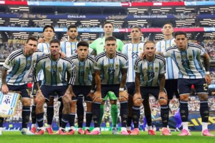 La formación titular de la Selección Argentina posa antes de un partido del Mundial 2026, en una nueva presentación de la Albiceleste en la máxima cita del fútbol internacional.