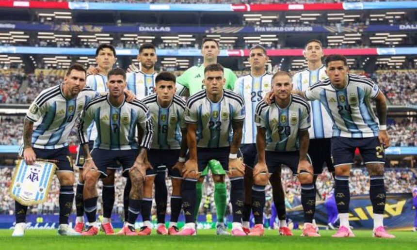 La formación titular de la Selección Argentina posa antes de un partido del Mundial 2026, en una nueva presentación de la Albiceleste en la máxima cita del fútbol internacional.