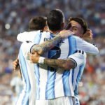 La Selección Argentina comparte un momento de celebración en el campo de juego, reflejo del espíritu de equipo que caracteriza al conjunto nacional. (Foto: archivo).
