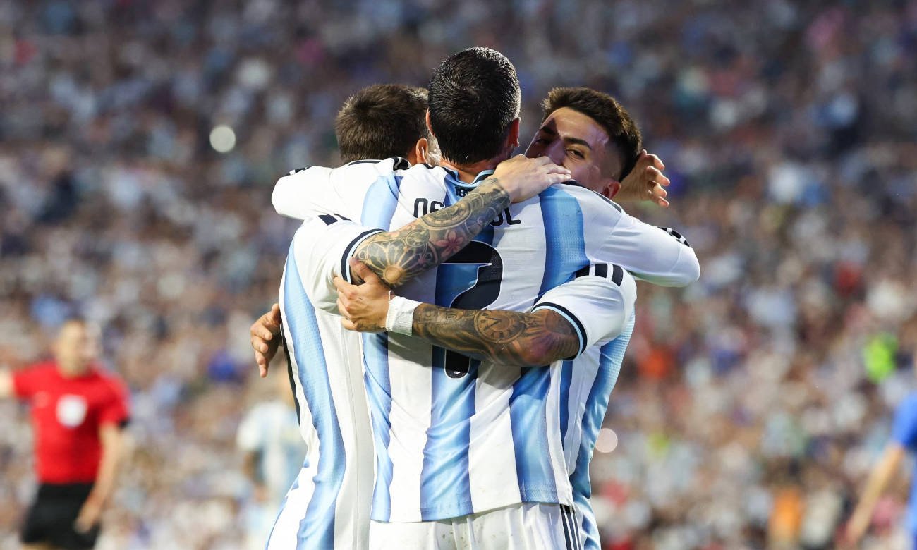 La Selección Argentina comparte un momento de celebración en el campo de juego, reflejo del espíritu de equipo que caracteriza al conjunto nacional. (Foto: archivo).
