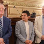 El senador Felipe Michlig junto al presidente de Colón, José Alonso, y Luis Miguel “Pulga” Rodríguez durante el homenaje brindado por la Cámara de Senadores provincial.