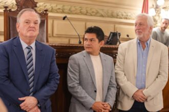 El senador Felipe Michlig junto al presidente de Colón, José Alonso, y Luis Miguel “Pulga” Rodríguez durante el homenaje brindado por la Cámara de Senadores provincial.