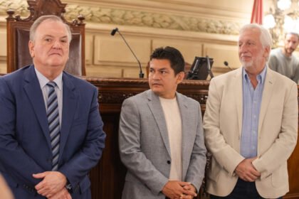 El senador Felipe Michlig junto al presidente de Colón, José Alonso, y Luis Miguel “Pulga” Rodríguez durante el homenaje brindado por la Cámara de Senadores provincial.