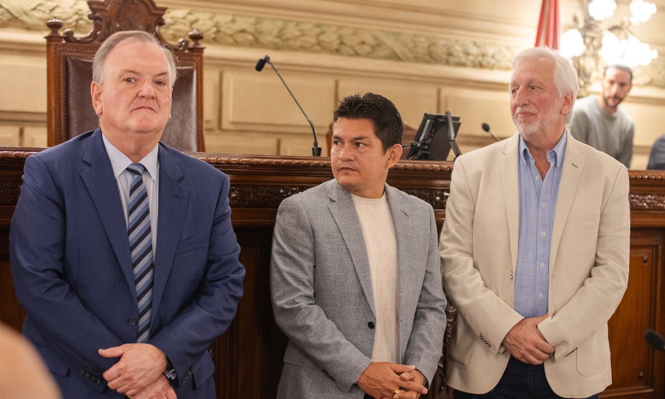 El senador Felipe Michlig junto al presidente de Colón, José Alonso, y Luis Miguel “Pulga” Rodríguez durante el homenaje brindado por la Cámara de Senadores provincial.