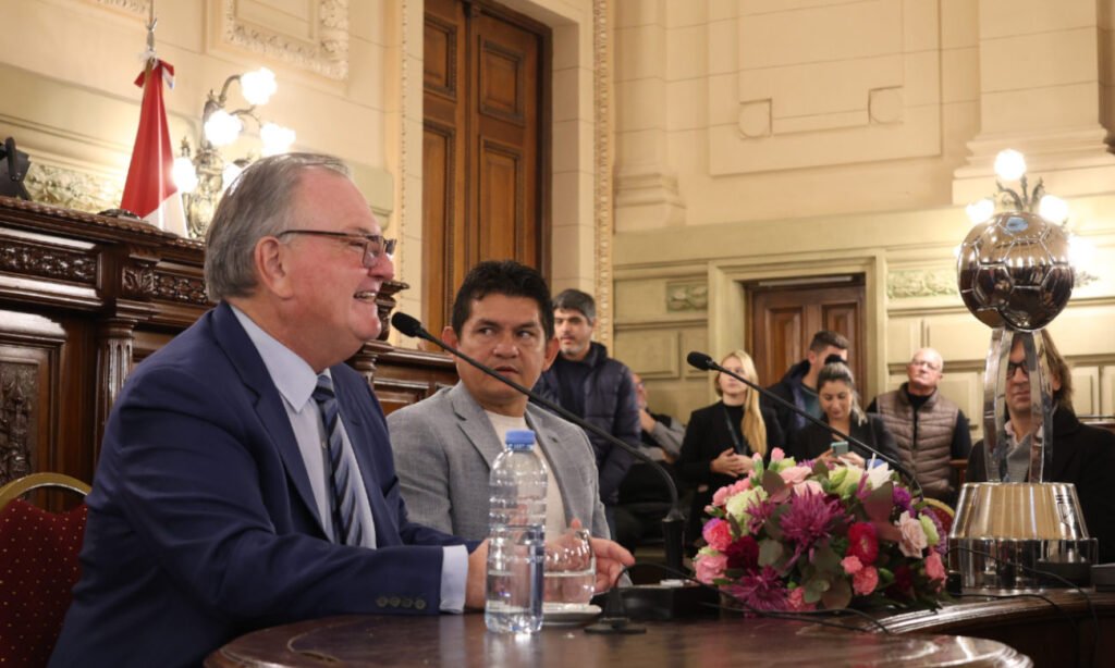 Felipe Michlig junto a Luis Miguel “Pulga” Rodríguez durante el reconocimiento que la Cámara de Senadores de Santa Fe le otorgó por su destacada trayectoria deportiva y su ejemplo de esfuerzo y superación.