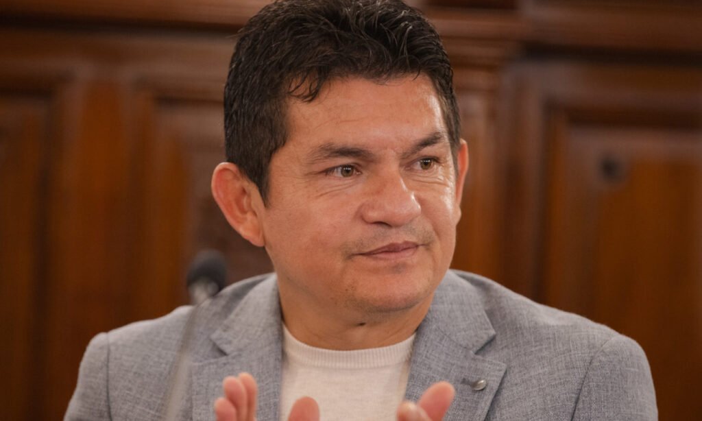 Luis Miguel “Pulga” Rodríguez durante el homenaje realizado en la Cámara de Senadores de Santa Fe, donde fue distinguido por su legado en el fútbol argentino y su extensa carrera profesional.