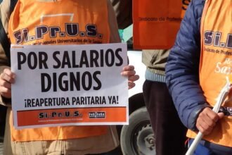 Profesionales de la salud nucleados en Siprus durante una manifestación por reclamos salariales y condiciones de trabajo. Foto de archivo.