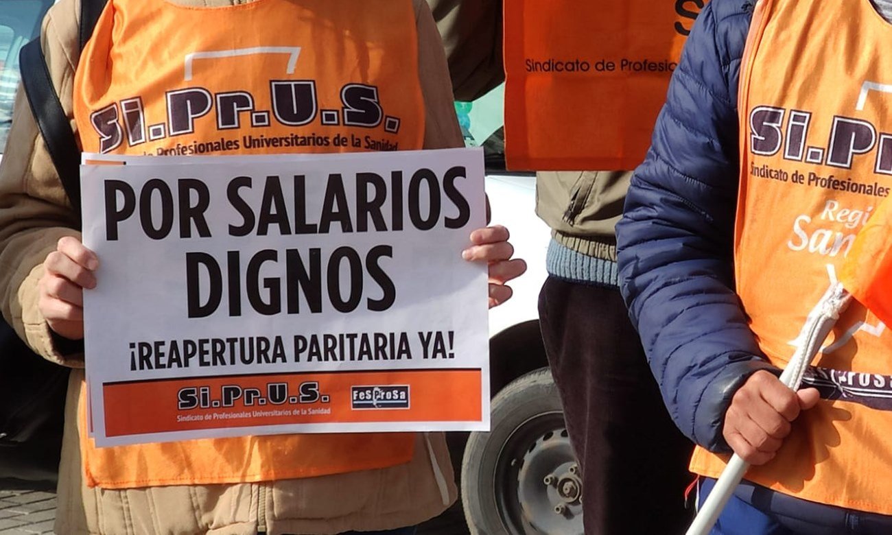 Profesionales de la salud nucleados en Siprus durante una manifestación por reclamos salariales y condiciones de trabajo. Foto de archivo.