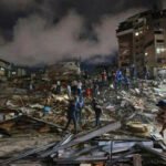 Equipos de rescate trabajan entre los escombros tras los fuertes terremotos que afectaron distintas regiones de Venezuela.