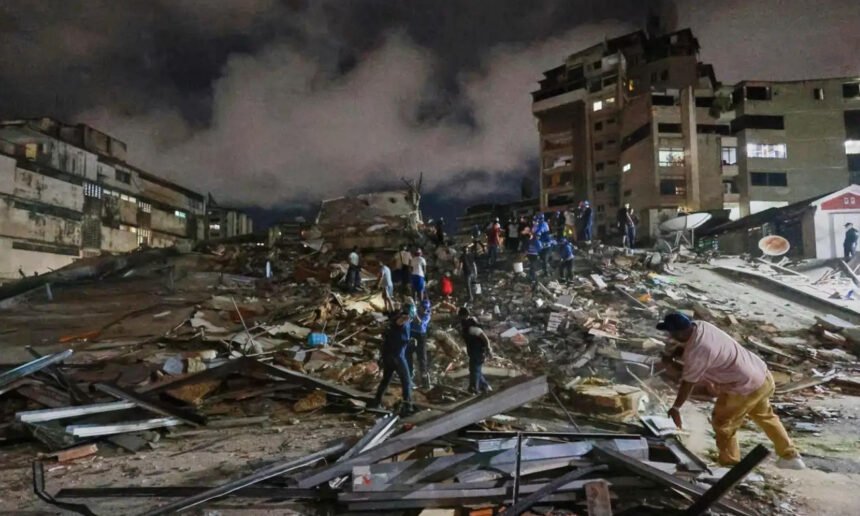 Equipos de rescate trabajan entre los escombros tras los fuertes terremotos que afectaron distintas regiones de Venezuela.