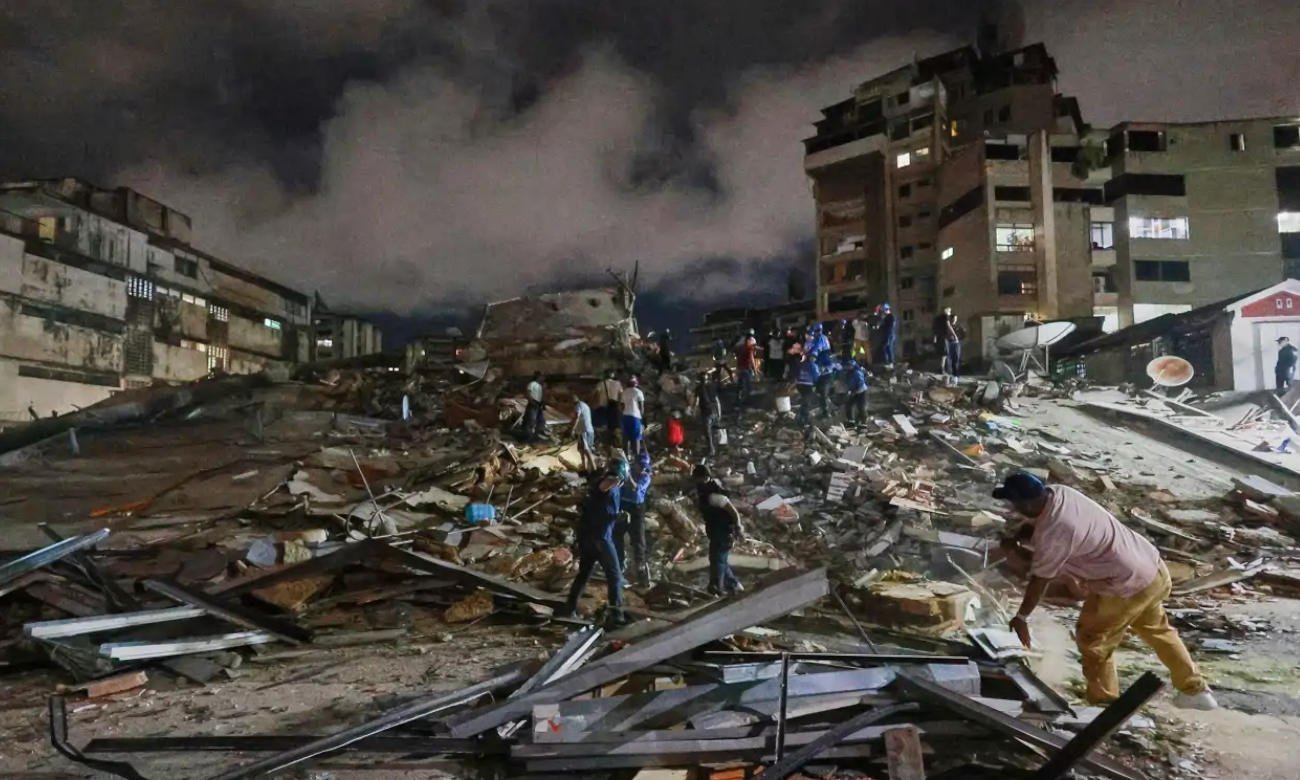 Equipos de rescate trabajan entre los escombros tras los fuertes terremotos que afectaron distintas regiones de Venezuela.