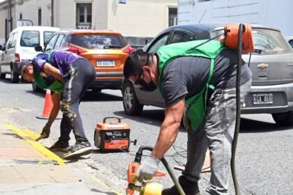 Trabajadores realizarán la renovación de sendas peatonales y líneas de frenado en sectores estratégicos del micro y macro centro de Santa Fe.