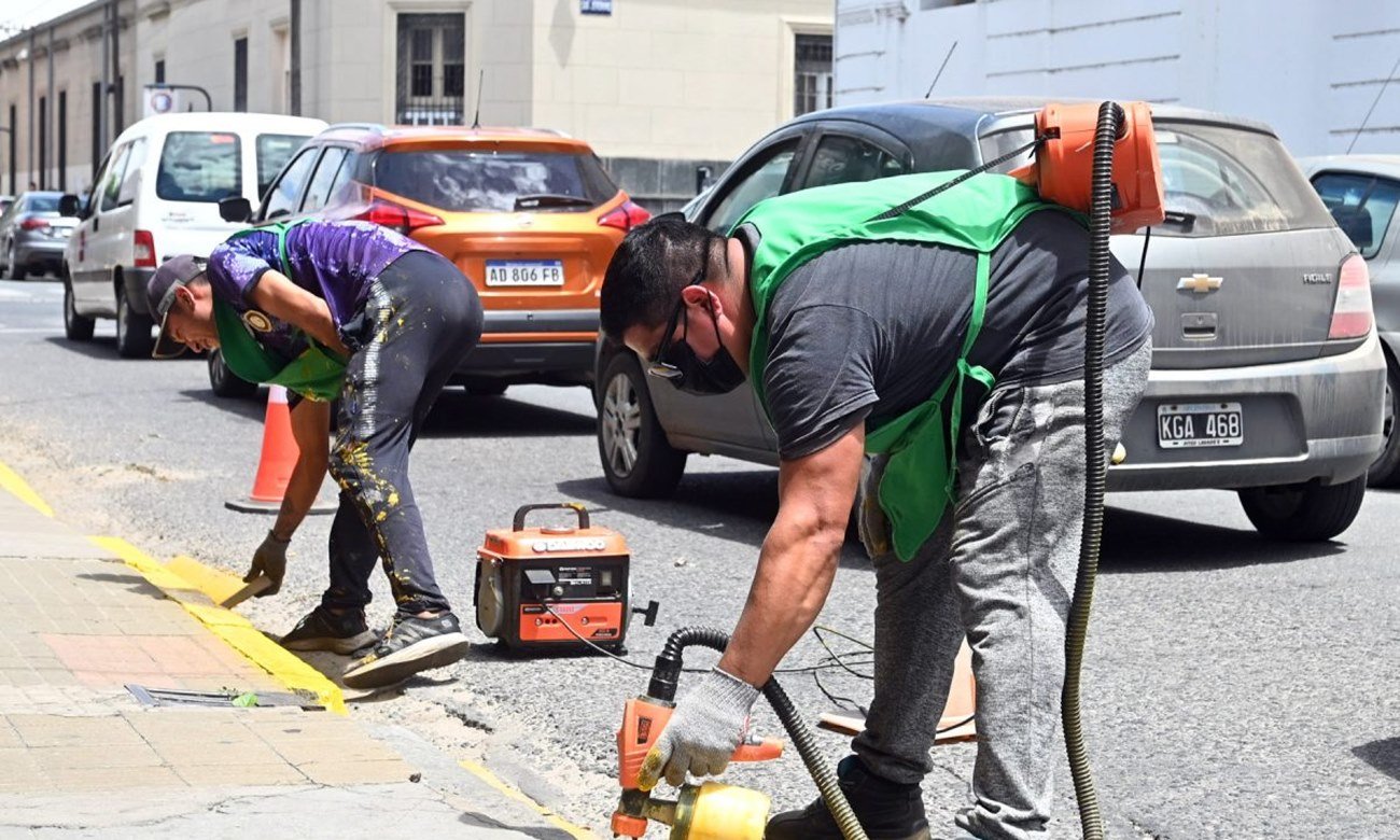 Trabajadores realizarán la renovación de sendas peatonales y líneas de frenado en sectores estratégicos del micro y macro centro de Santa Fe.