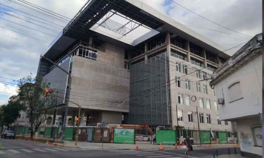 Vista del nuevo Anexo del Palacio de Tribunales de Santa Fe, una obra destinada a modernizar la infraestructura judicial y centralizar dependencias del sistema de Justicia provincial.