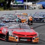 Los autos del Turismo Carretera aceleran en el histórico óvalo del autódromo de Rafaela.