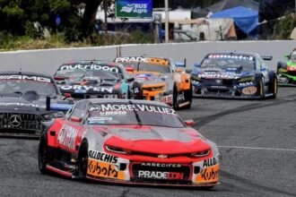 Los autos del Turismo Carretera aceleran en el histórico óvalo del autódromo de Rafaela.