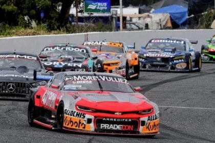 Los autos del Turismo Carretera aceleran en el histórico óvalo del autódromo de Rafaela.
