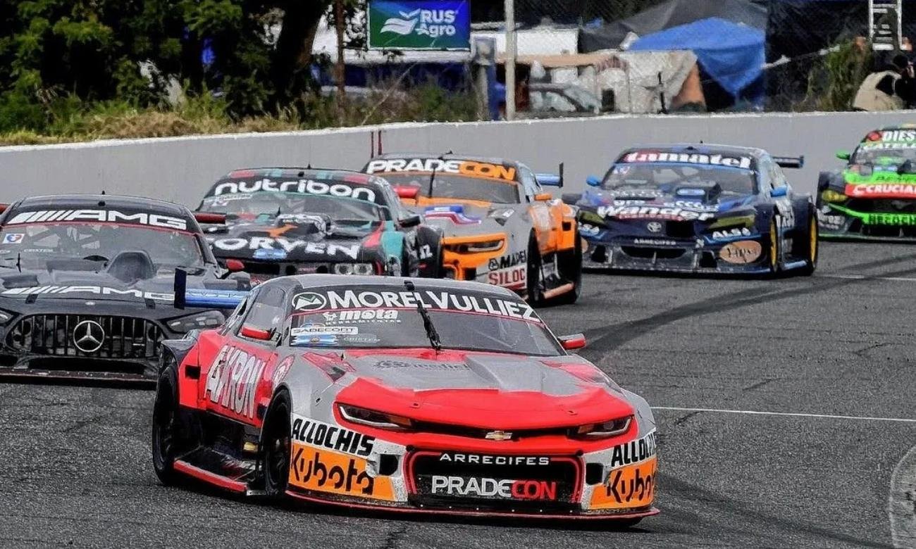 Los autos del Turismo Carretera aceleran en el histórico óvalo del autódromo de Rafaela.