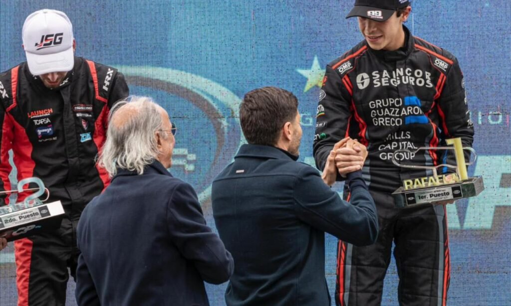 Valentín Aguirre celebra su victoria en el autódromo de Rafaela tras imponerse en la tradicional Carrera de los Millones del Turismo Carretera.