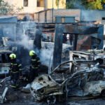 Equipos de emergencia trabajan entre los daños provocados por un ataque ruso en una zona urbana de Ucrania.