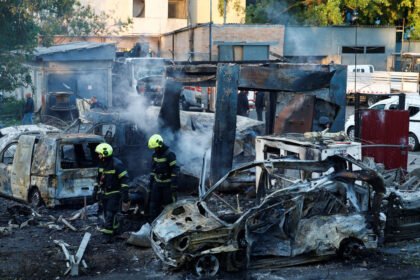Equipos de emergencia trabajan entre los daños provocados por un ataque ruso en una zona urbana de Ucrania.
