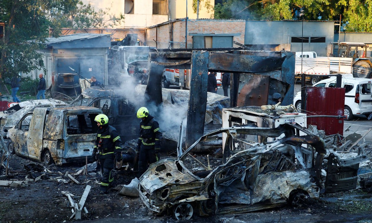 Equipos de emergencia trabajan entre los daños provocados por un ataque ruso en una zona urbana de Ucrania.