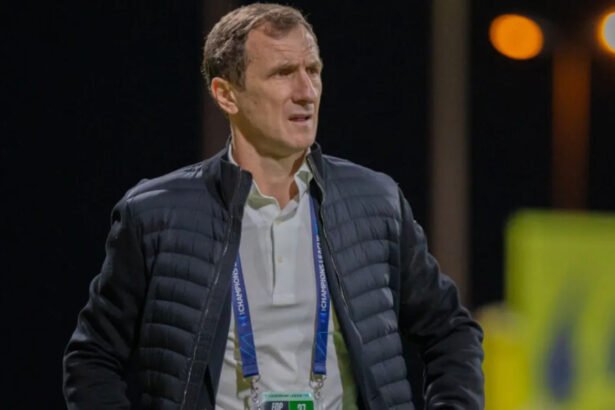 Rodolfo Arruabarrena durante una de sus etapas como entrenador, en una imagen de archivo vinculada a su trayectoria profesional en el fútbol argentino e internacional.