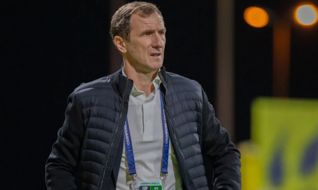 Rodolfo Arruabarrena durante una de sus etapas como entrenador, en una imagen de archivo vinculada a su trayectoria profesional en el fútbol argentino e internacional.