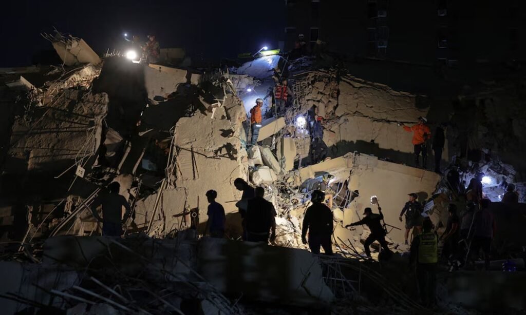 Personal de emergencia y voluntarios colaboran en las tareas de rescate y asistencia a los damnificados en las zonas afectadas por los terremotos en Venezuela.