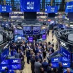Operadores financieros siguen la evolución de los mercados internacionales durante una jornada marcada por el optimismo global y el avance de los activos argentinos.