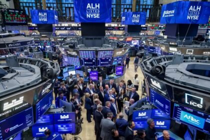 Operadores financieros siguen la evolución de los mercados internacionales durante una jornada marcada por el optimismo global y el avance de los activos argentinos.
