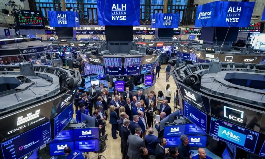 Operadores financieros siguen la evolución de los mercados internacionales durante una jornada marcada por el optimismo global y el avance de los activos argentinos.