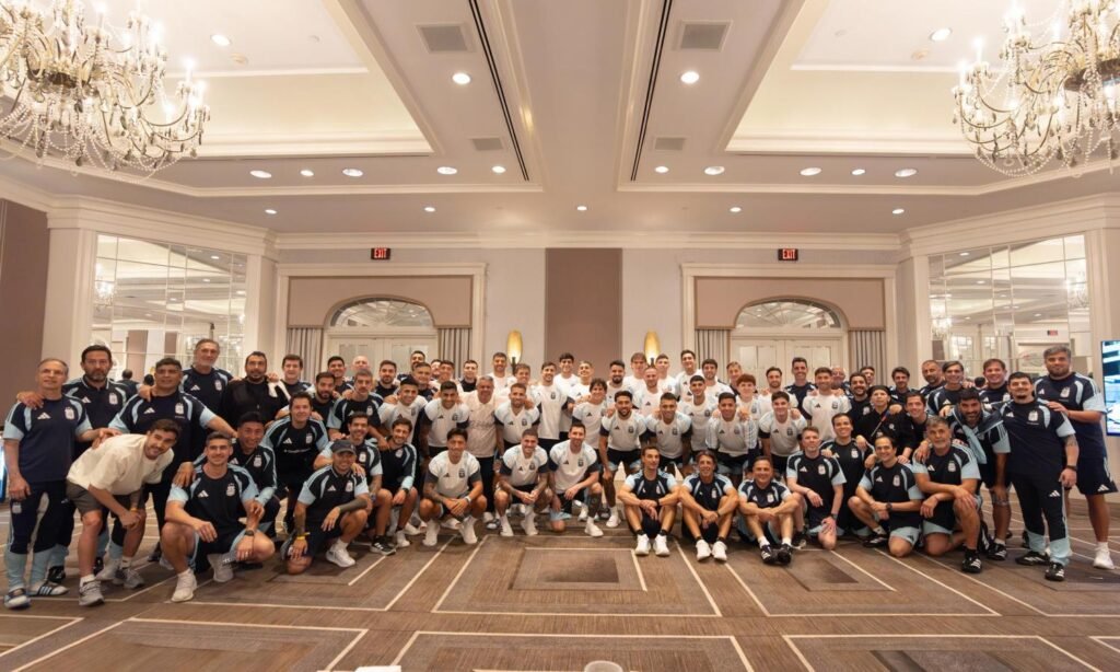 Lionel Messi junto a la delegación de la Selección Argentina durante la concentración previa a un compromiso internacional. Foto: archivo.