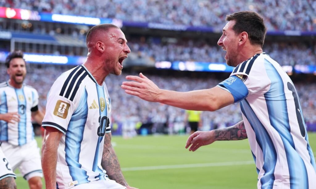 Lionel Messi celebra junto a Alexis Mac Allister tras una jugada que le permitió convertirse en el máximo asistidor de la historia de los Mundiales.