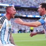 Lionel Messi celebra junto a Alexis Mac Allister tras una jugada que le permitió convertirse en el máximo asistidor de la historia de los Mundiales.