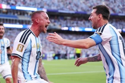 Lionel Messi celebra junto a Alexis Mac Allister tras una jugada que le permitió convertirse en el máximo asistidor de la historia de los Mundiales.
