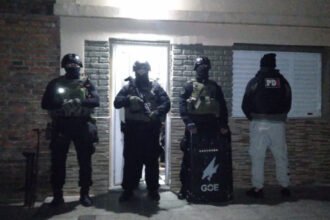 Personal de la Policía de Investigaciones durante un procedimiento realizado en la ciudad de Santa Fe. Imagen de archivo.
