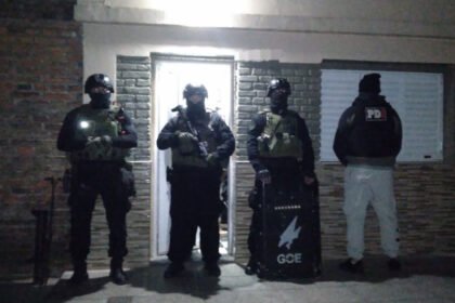 Personal de la Policía de Investigaciones durante un procedimiento realizado en la ciudad de Santa Fe. Imagen de archivo.
