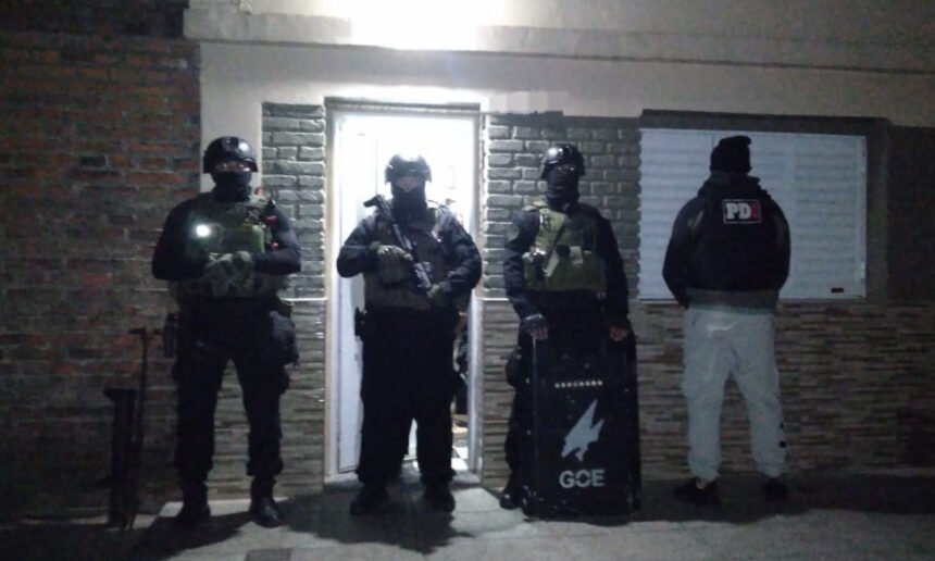 Personal de la Policía de Investigaciones durante un procedimiento realizado en la ciudad de Santa Fe. Imagen de archivo.